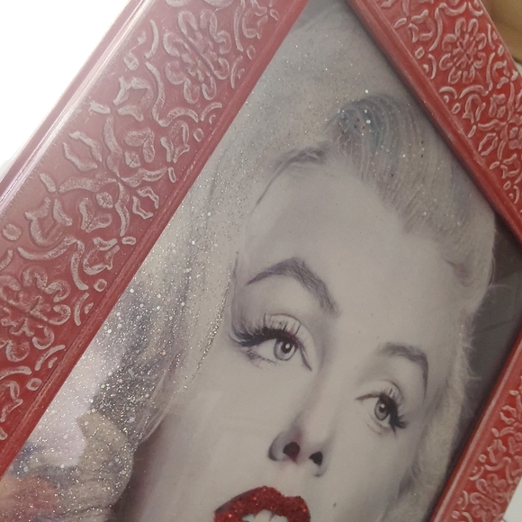 Marilyn Monroe Gorgeous Black And White Red Lips Bling Vintage Chic Red frame - Picture 5 of 7